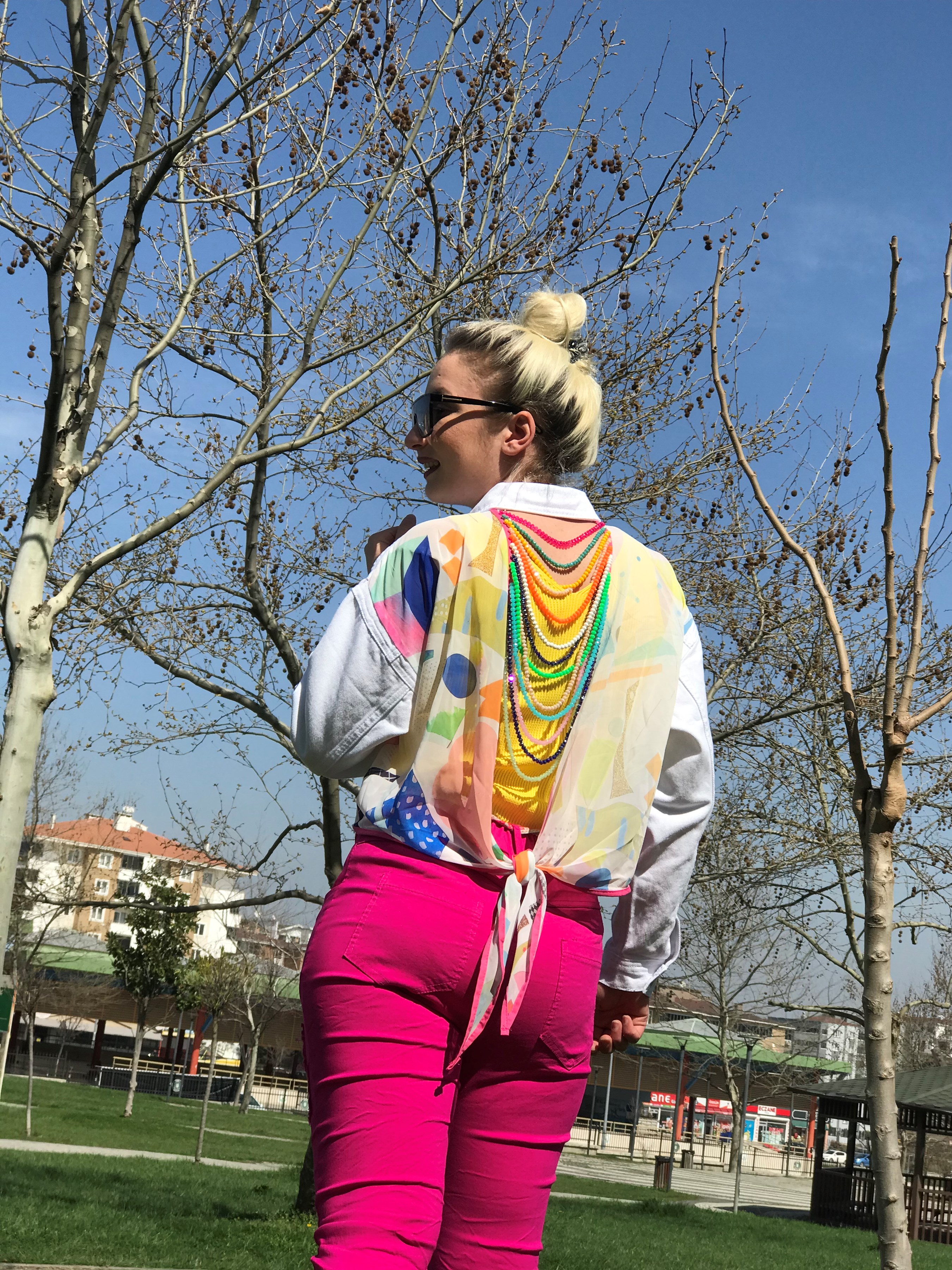 Tasarım Beyaz Arkası Neon Renkli Ceket