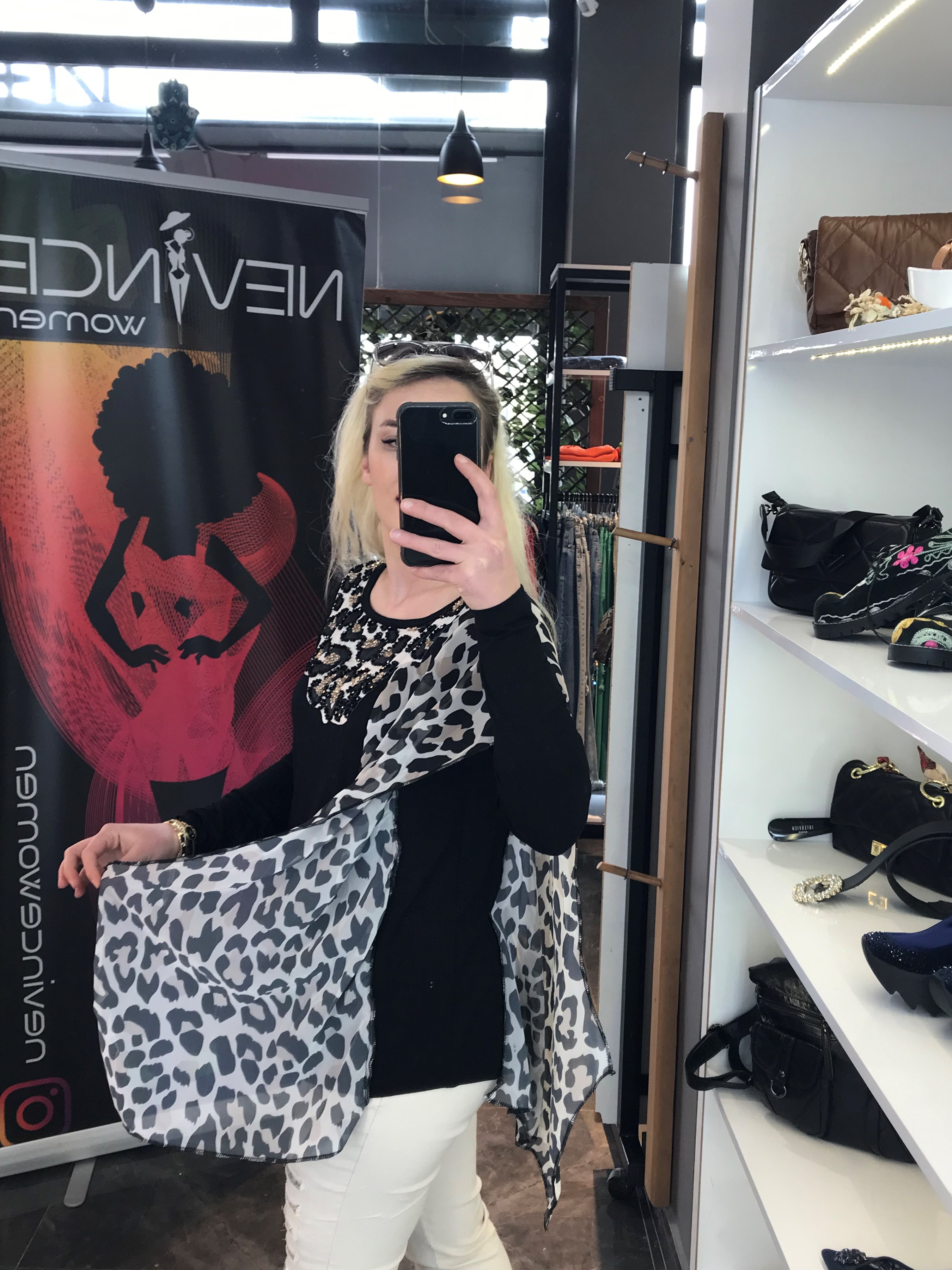Leopar Desenli Taşlı Tasarım Bluz