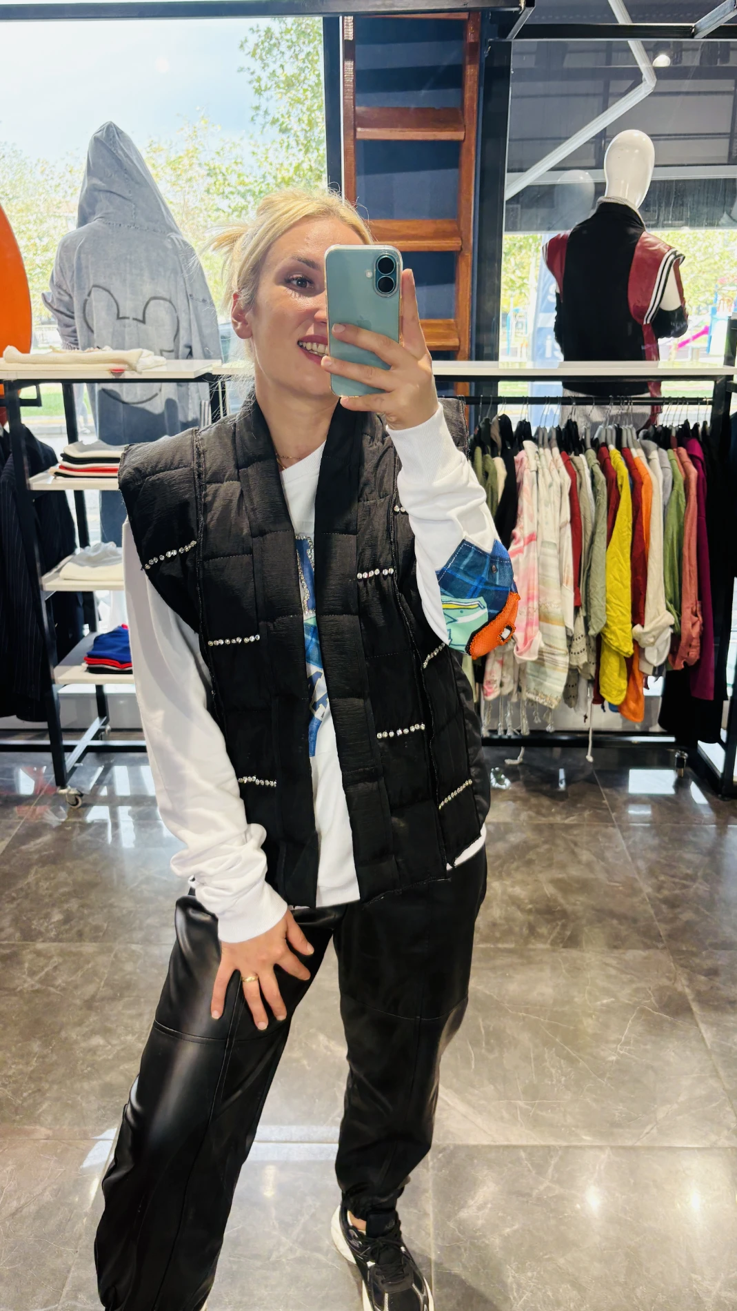 Taşlı Tasarım Şişme Yelek