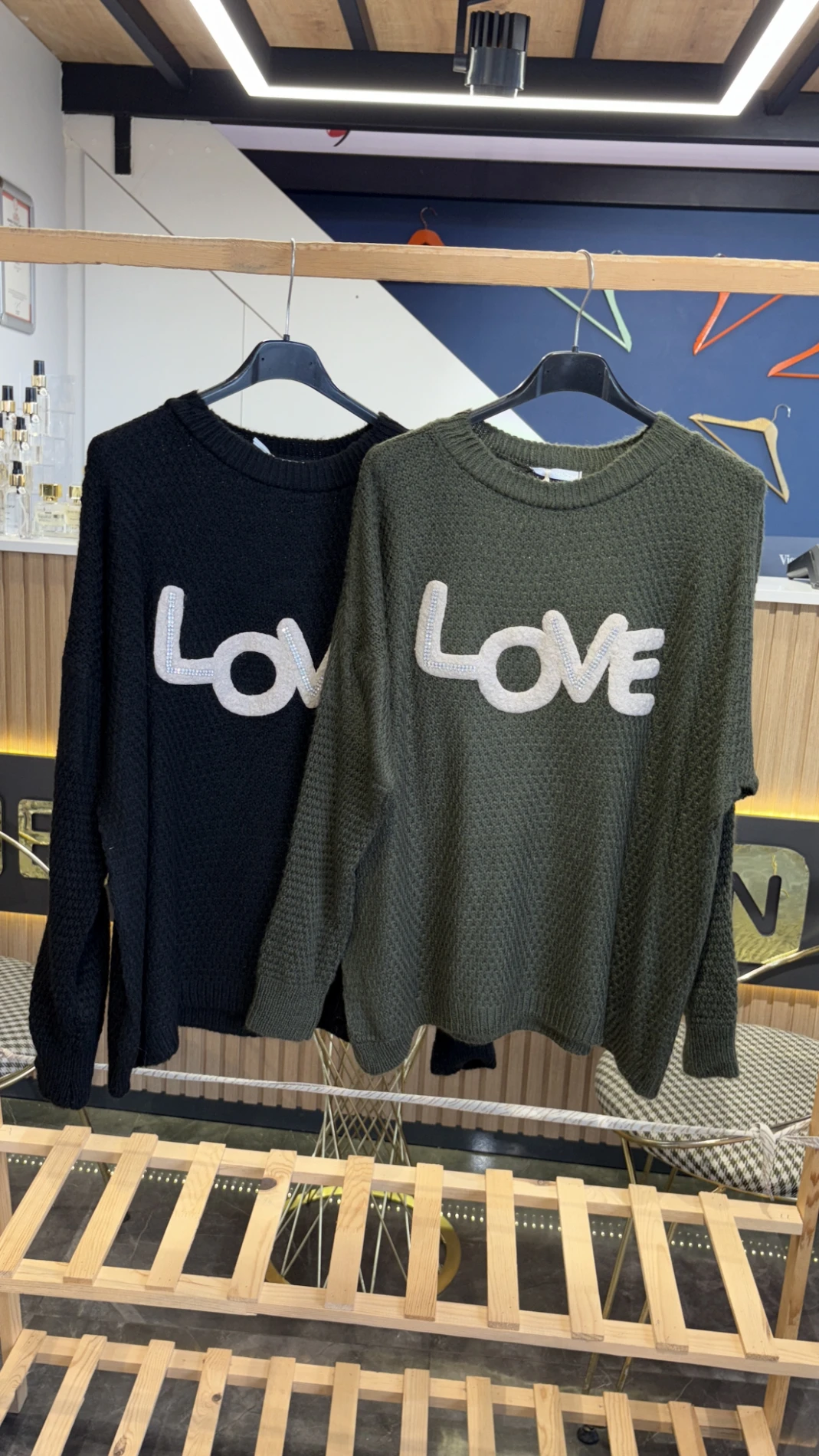 Love Kabartmalı Taşlı Kazak